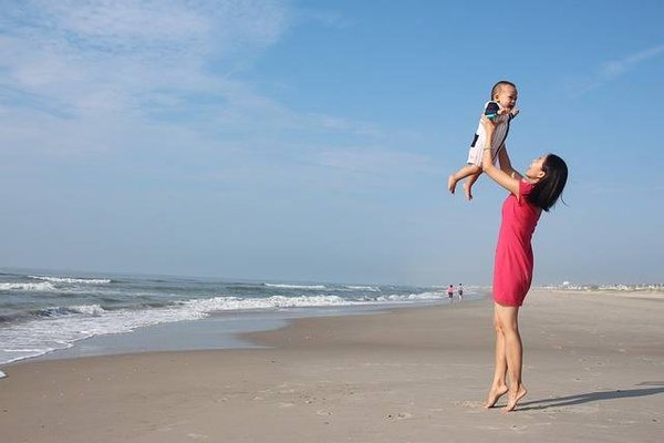 Comment camper à la mer avec un bébé : conseils et astuces