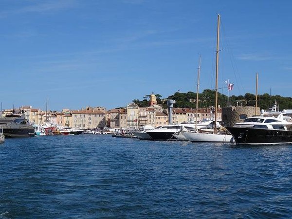Les essentiels pour une valise réussie lors d'un camping à la mer à Saint-Tropez